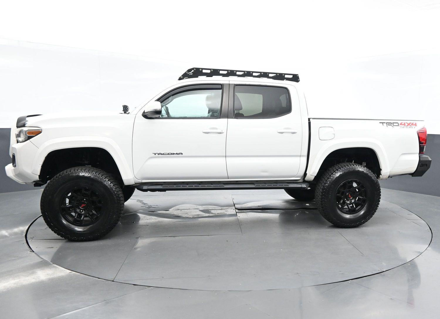 2019 Toyota Tacoma TRD Sport photo 3