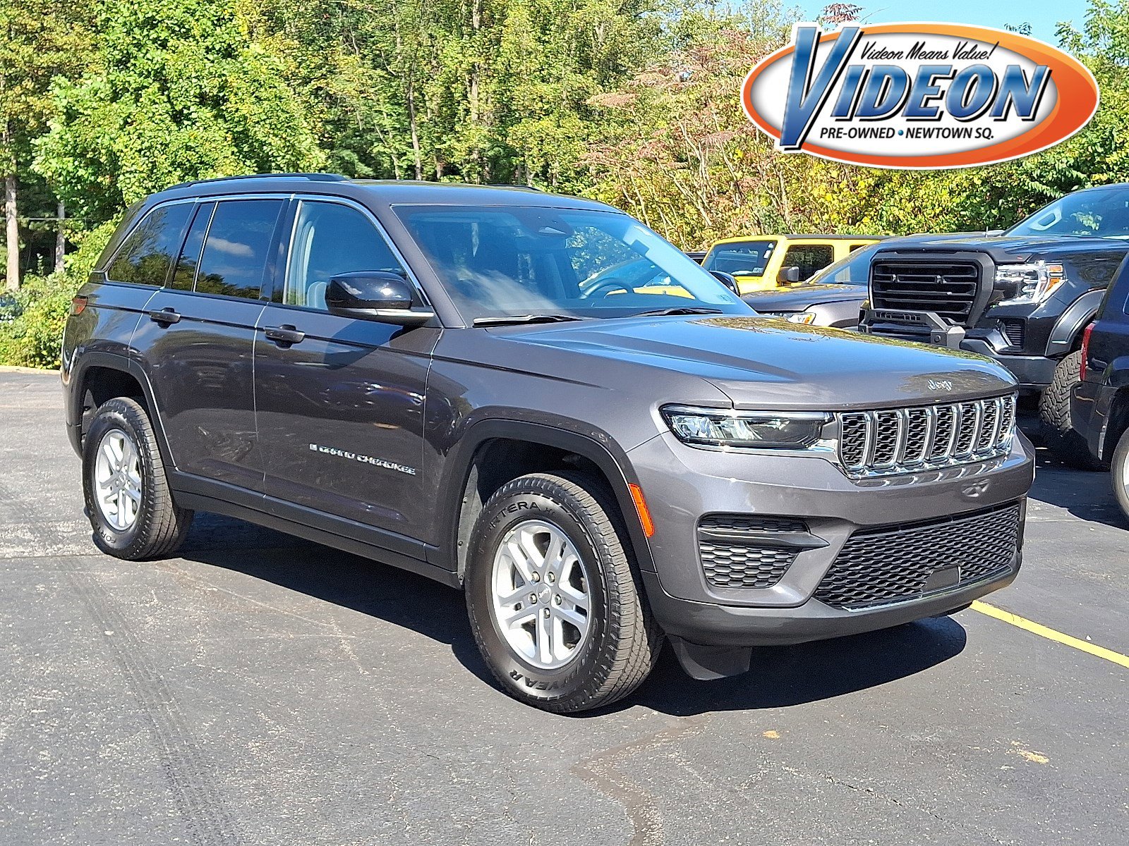 2022 Jeep Grand Cherokee Laredo's photo