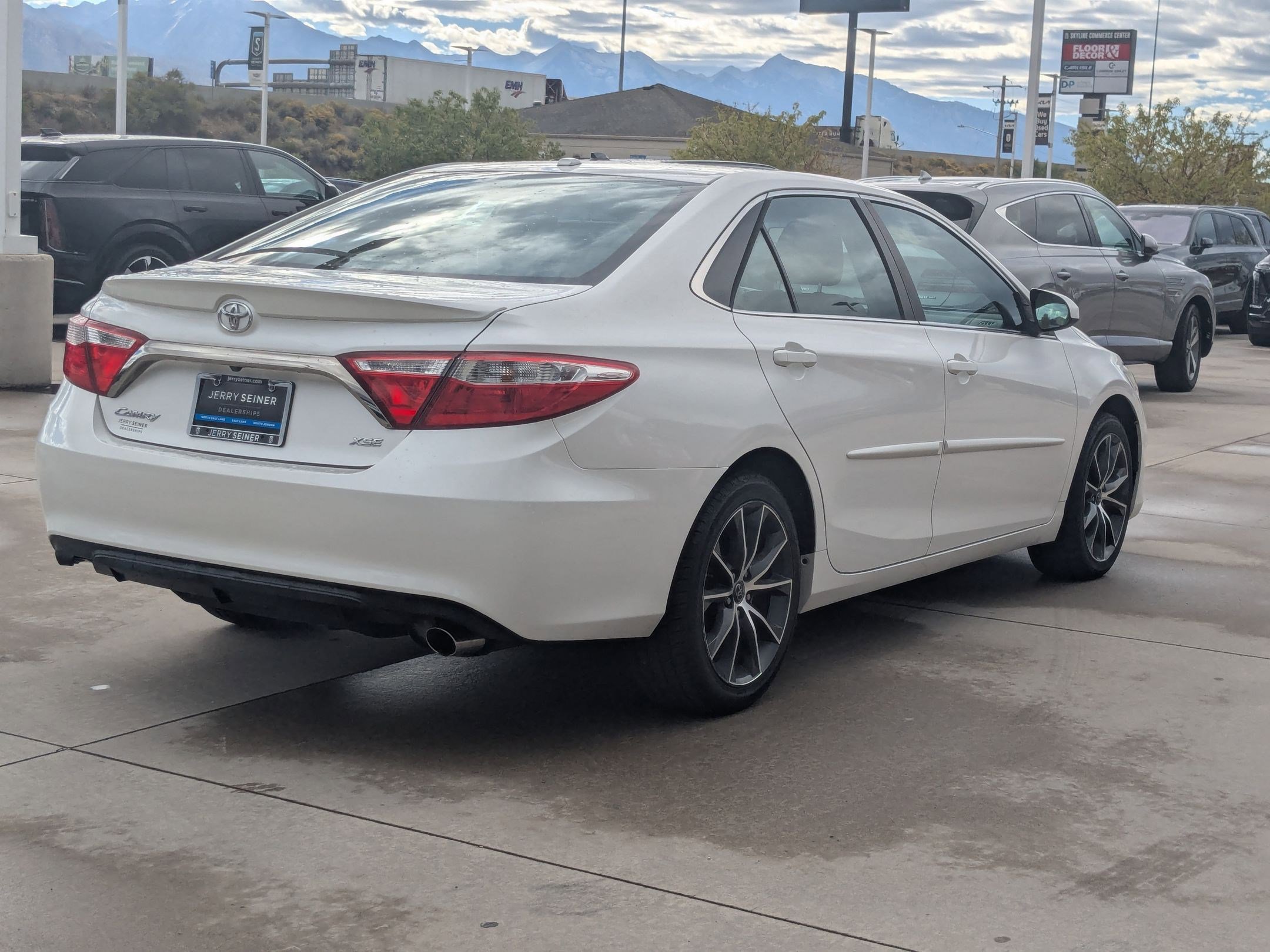 2015 Toyota Camry XSE photo 2