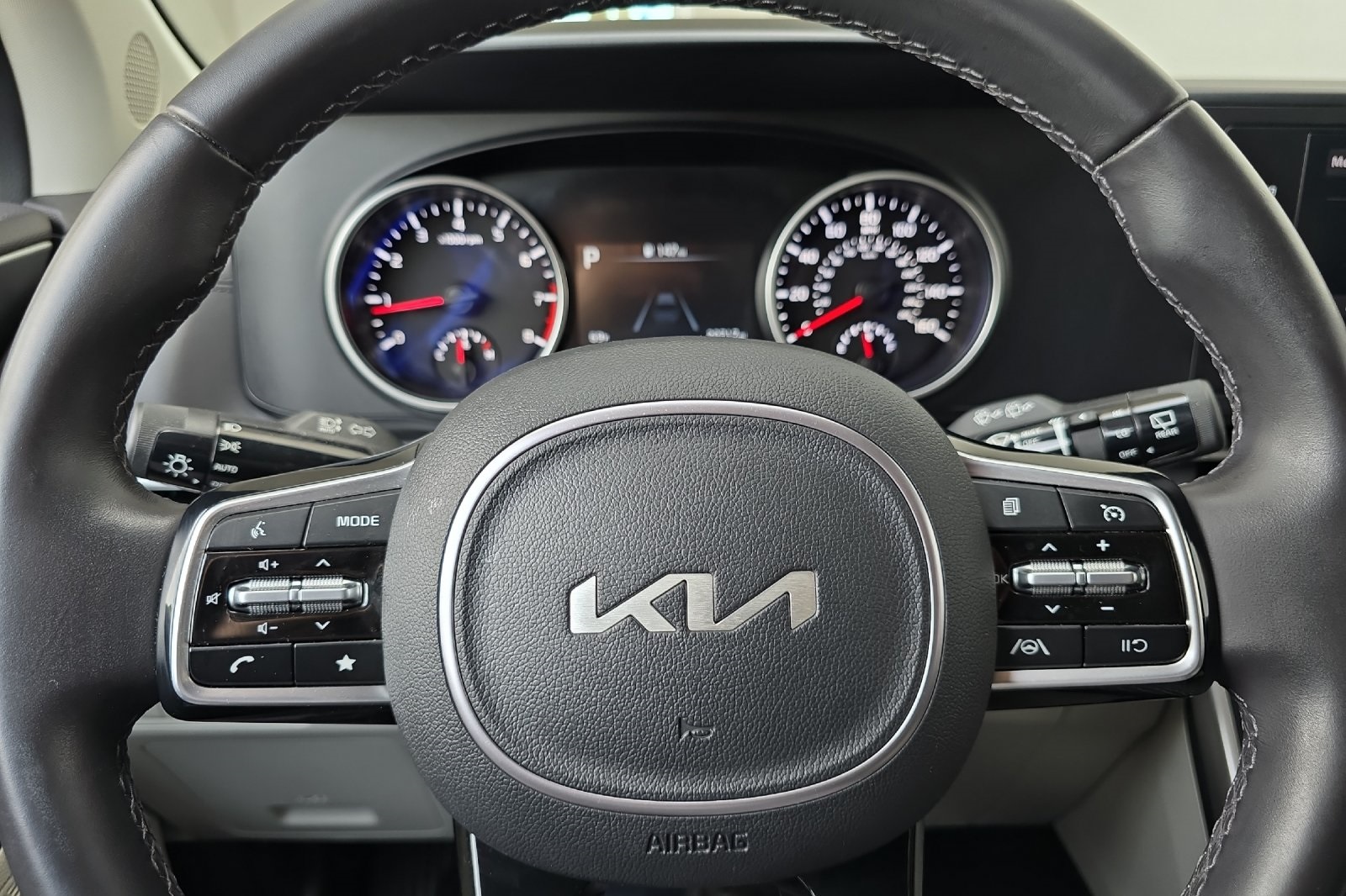 2024 Kia Carnival LX photo 23