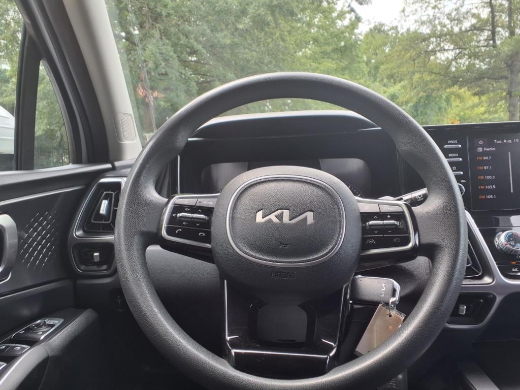 2022 Kia Sorento LX photo 10