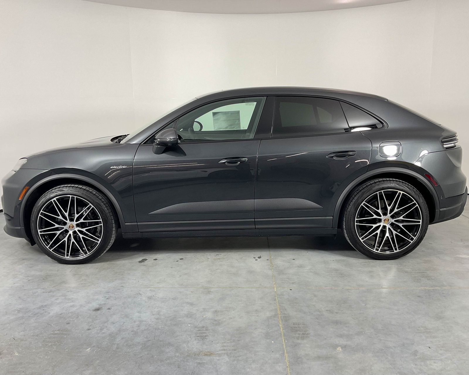 2024 Porsche Macan photo 2