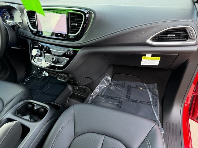 2025 Chrysler Pacifica photo 3