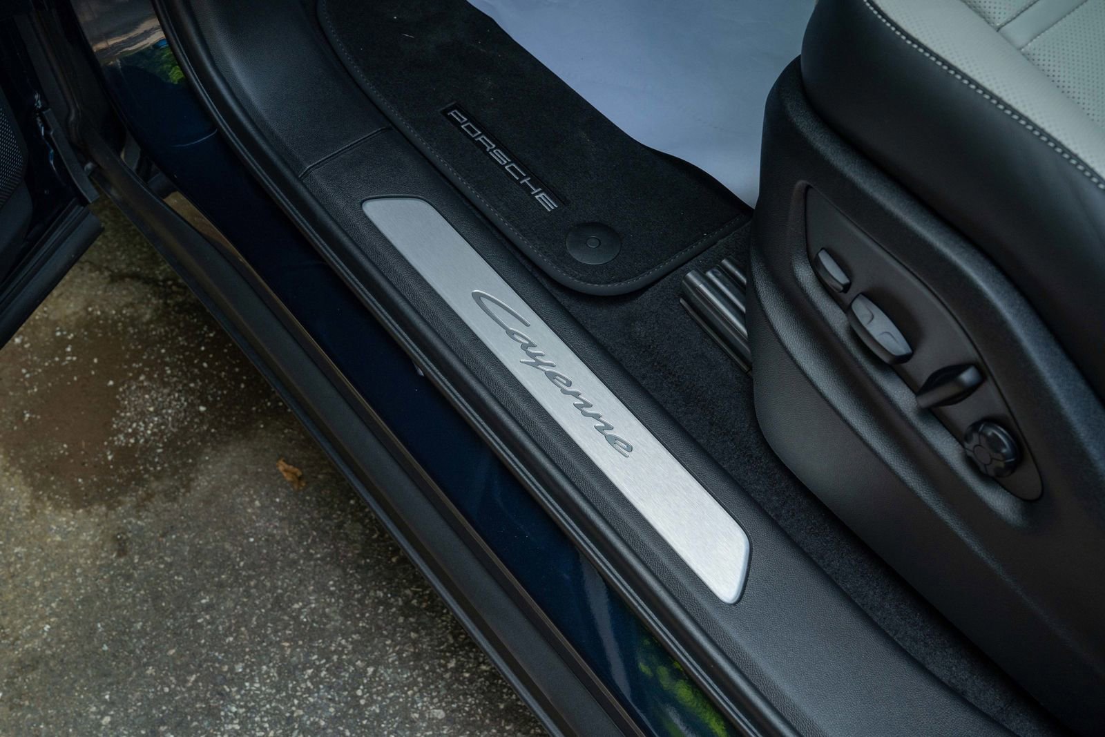 2025 Porsche Cayenne Base photo 23