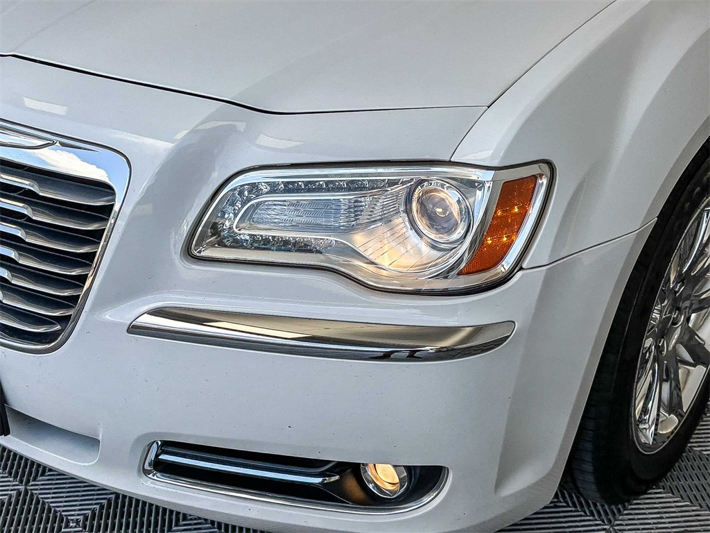 2013 Chrysler 300 C photo 3