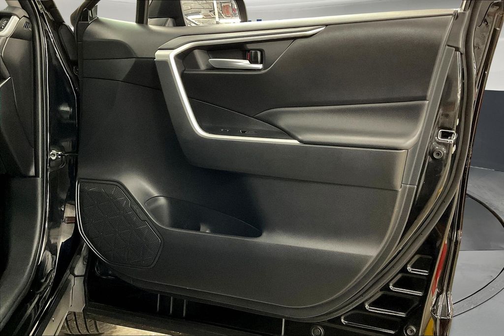 2024 Toyota RAV4 XLE photo 21