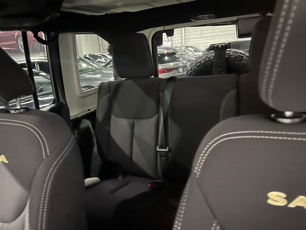2014 Jeep Wrangler Unlimited Sahara photo 19