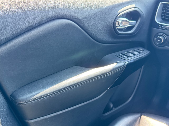 2020 Jeep Cherokee Altitude photo 31