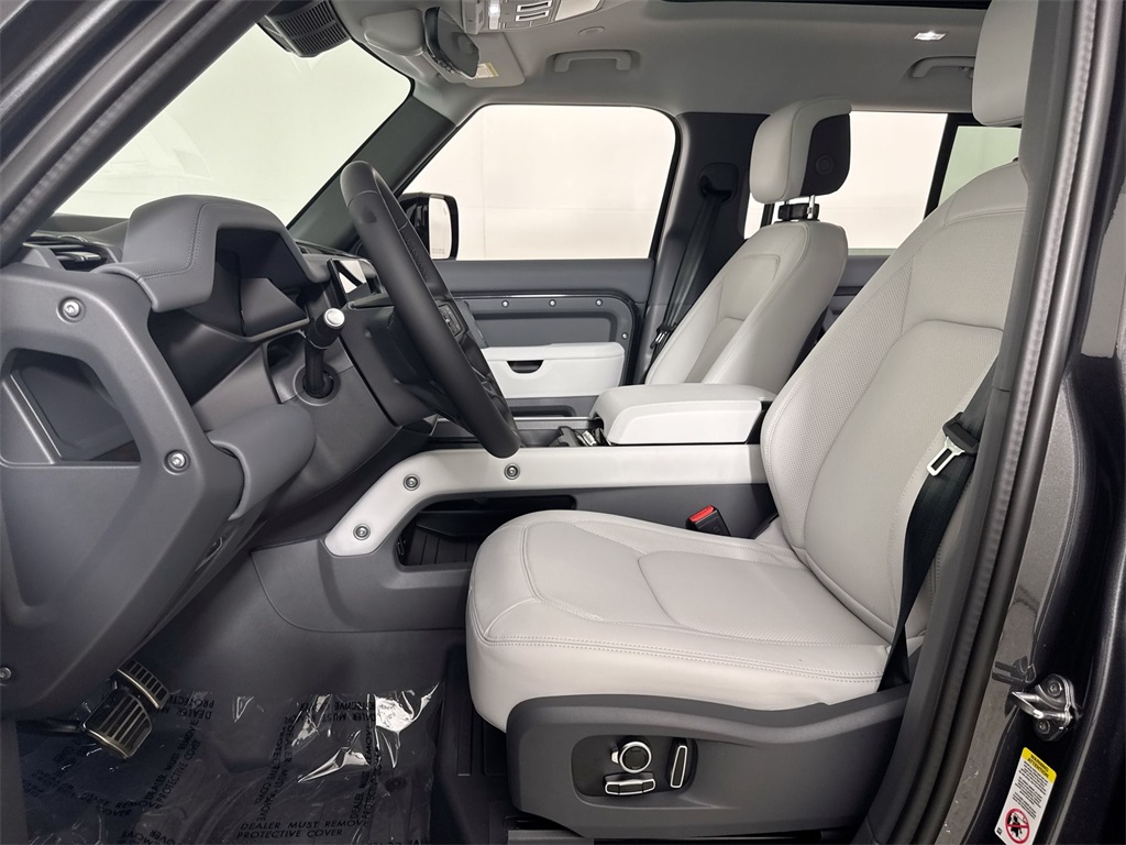 2025 Land Rover Defender 130 X-Dynamic SE photo 11
