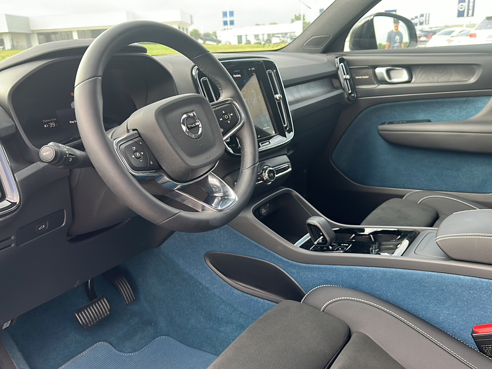 2023 Volvo XC40 Recharge Twin Motor AWD Ultimate photo 3