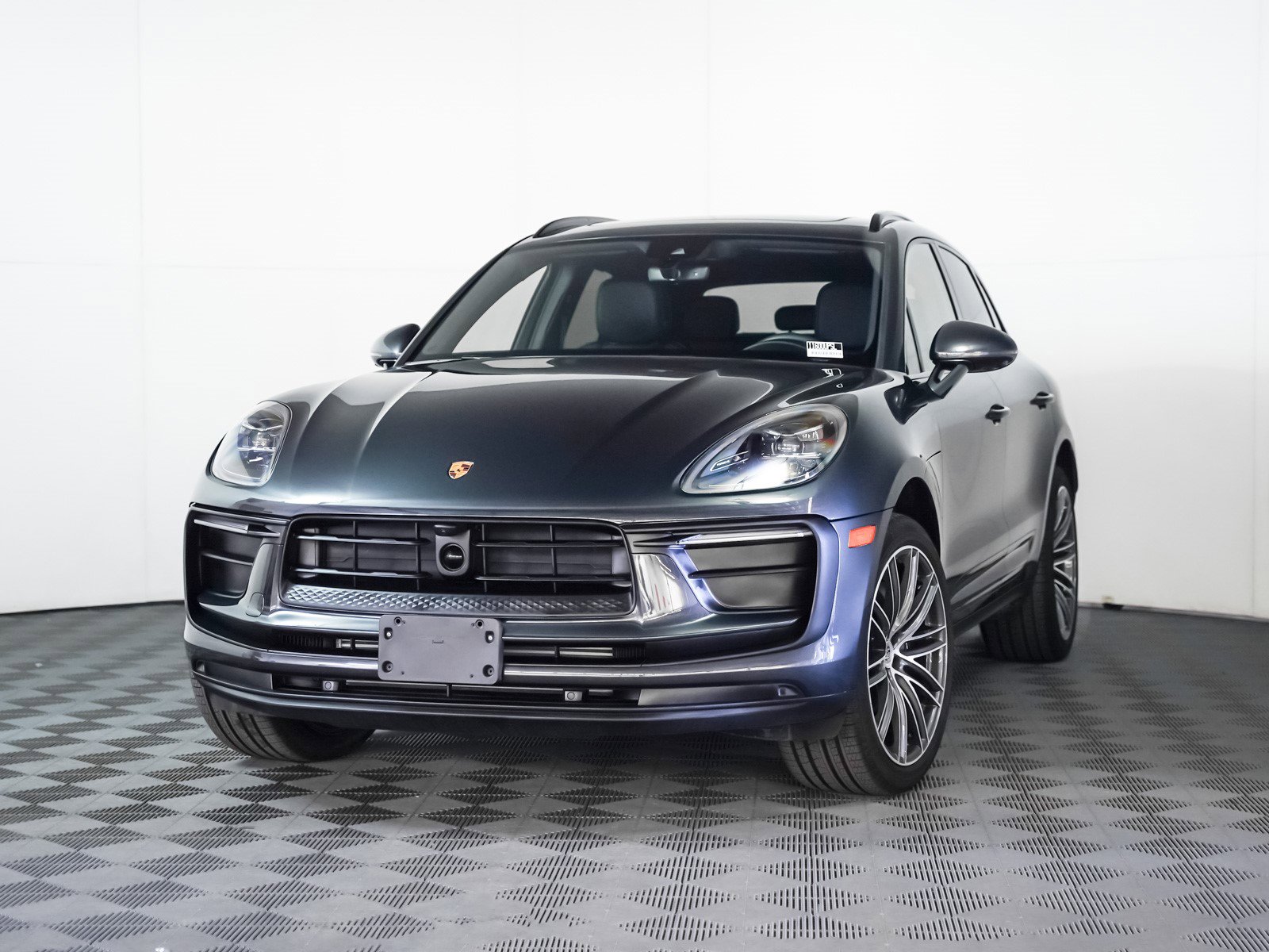 2025 Porsche Macan's photo