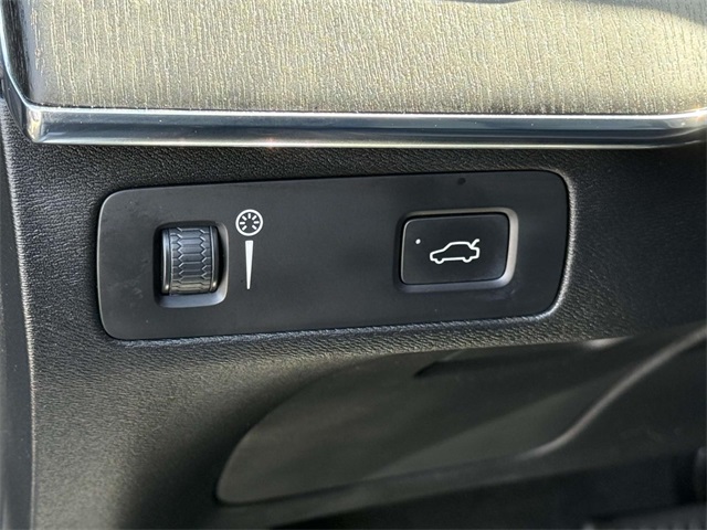 2020 Volvo XC90 T6 Momentum photo 29
