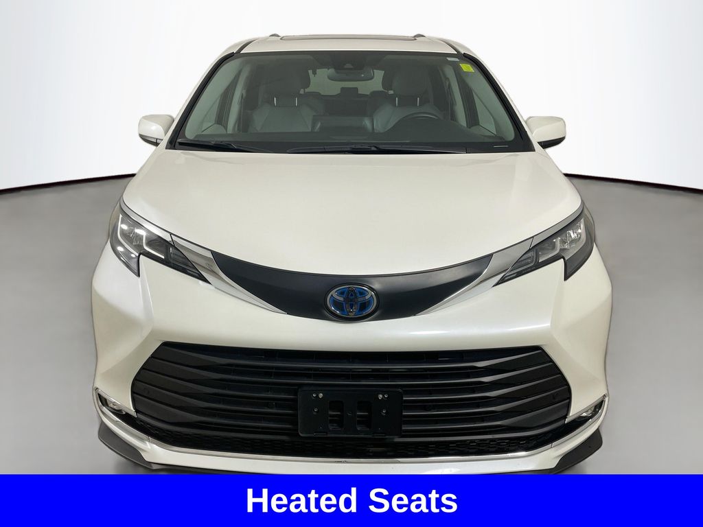 2021 Toyota Sienna XLE photo 2