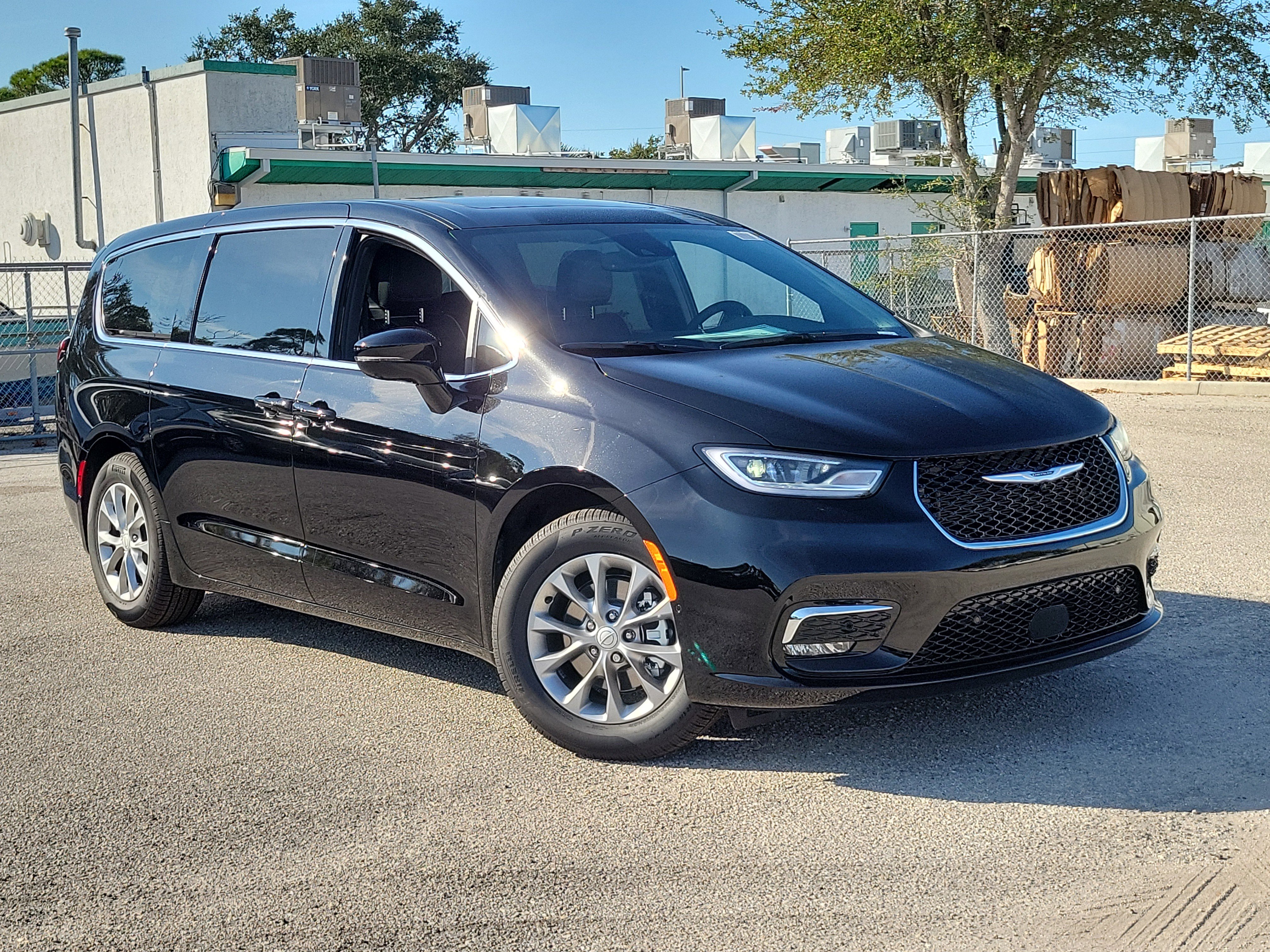 2026 Chrysler Pacifica Limited's photo