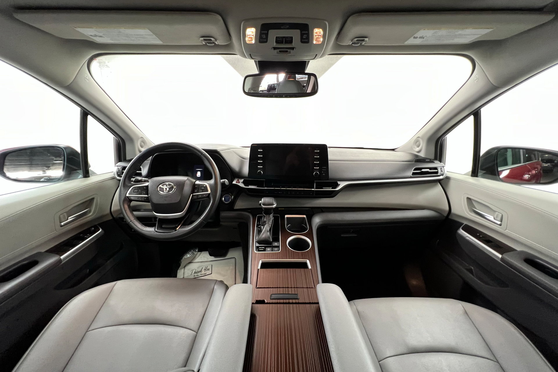 2023 Toyota Sienna XLE photo 9
