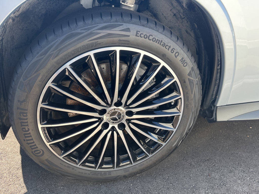 2025 Mercedes Benz GLC 300 photo 4