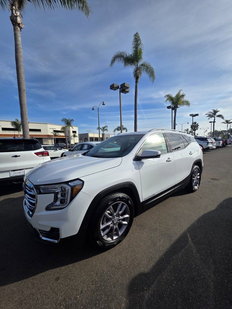2024 GMC Terrain SLT's photo