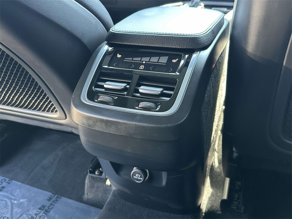2019 Volvo XC90 T6 Momentum photo 11