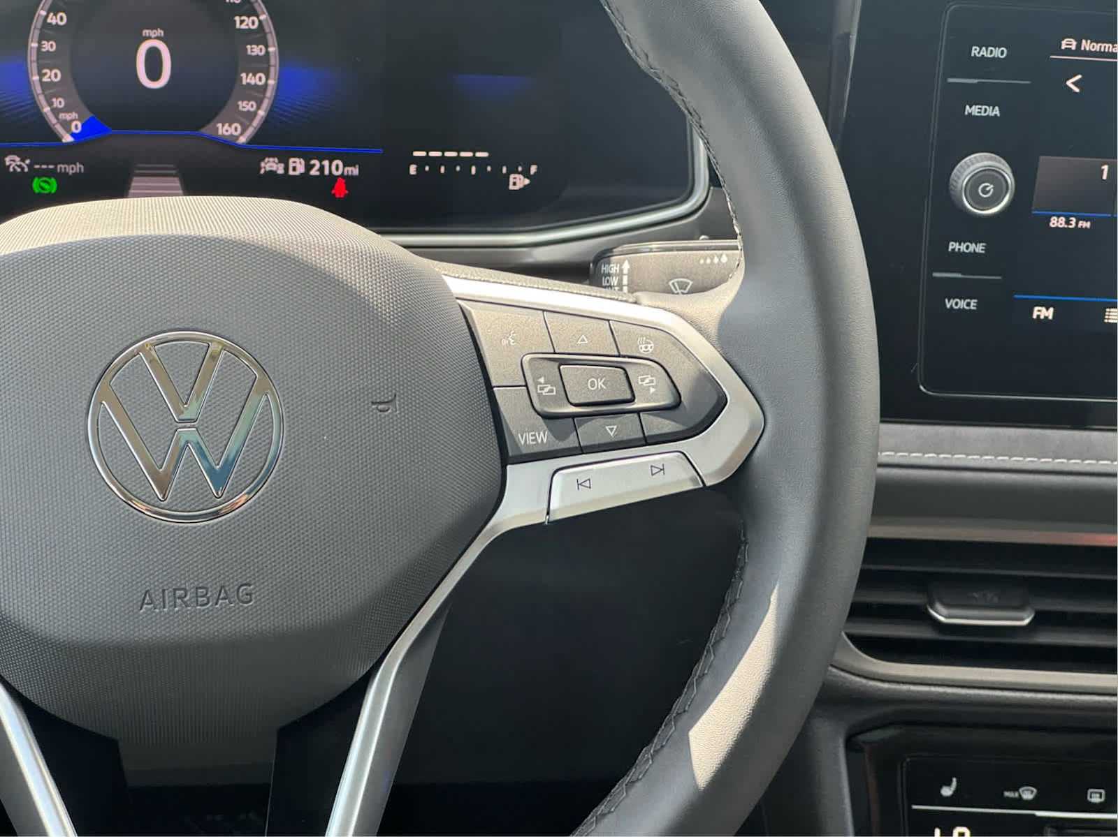 2025 Volkswagen Taos SE photo 13