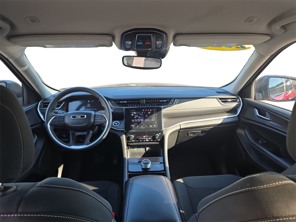 2023 Jeep Grand Cherokee Laredo photo 2