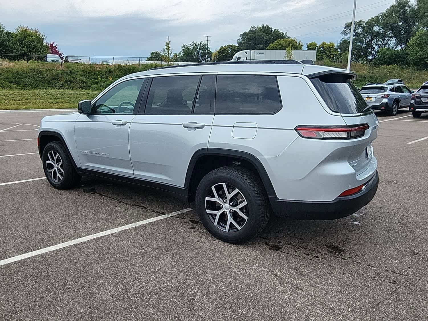 2024 Jeep Grand Cherokee Limited photo 3