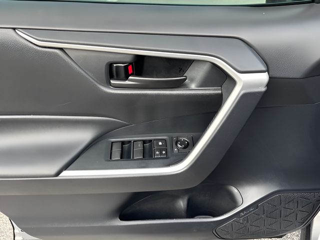 2020 Toyota RAV4 LE photo 6
