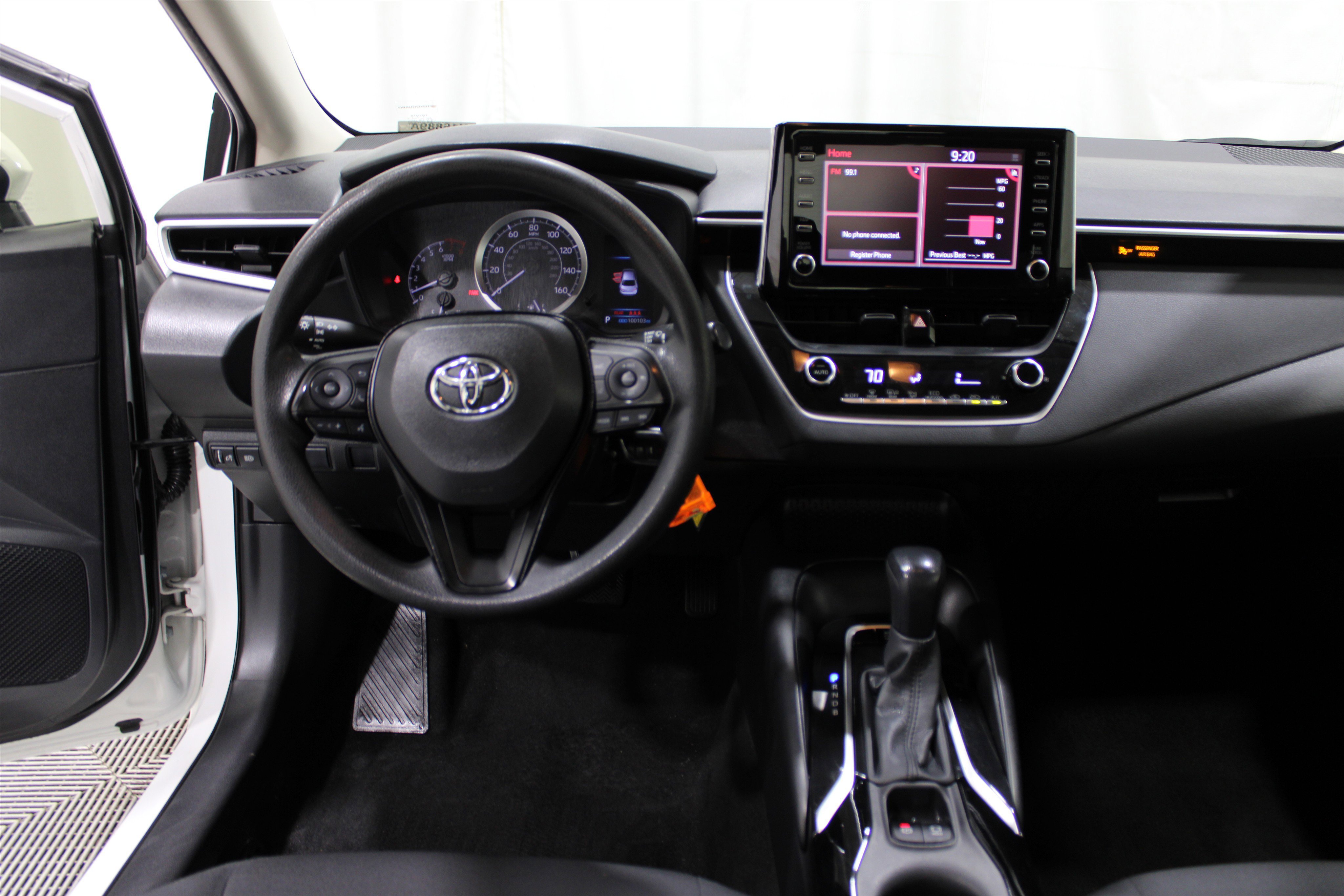 2020 Toyota Corolla LE photo 2