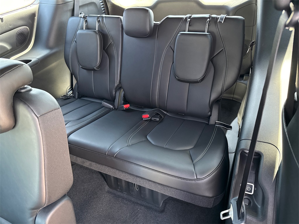 2025 Chrysler Pacifica photo 21