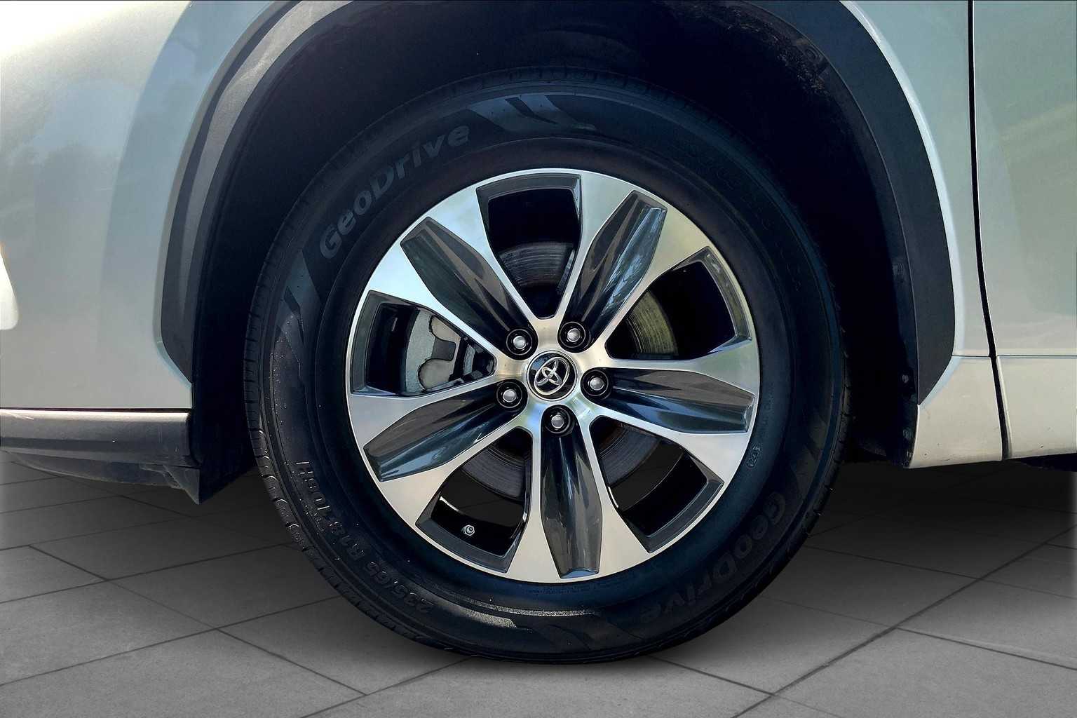 2023 Toyota Highlander XLE photo 10