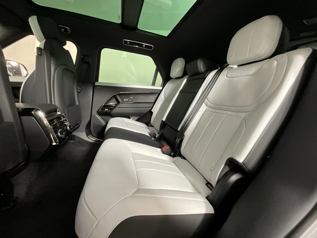 2025 Land Rover Range Rover Sport SE photo 5