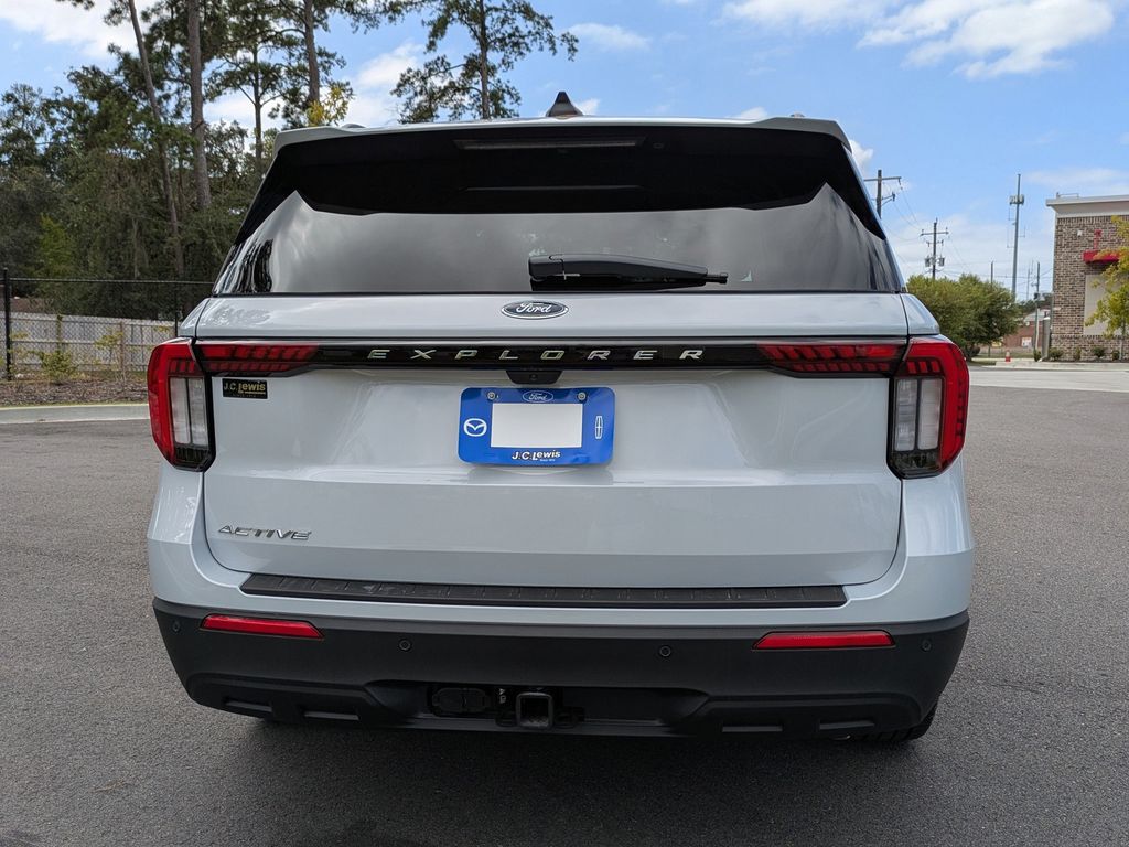2025 Ford Explorer photo 4