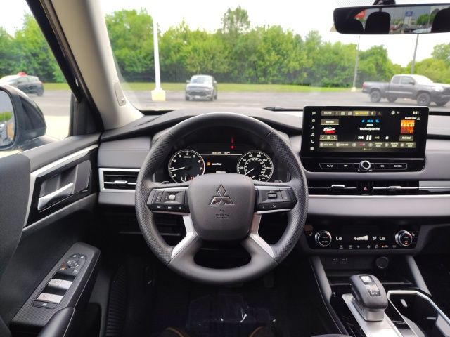 2025 Mitsubishi Outlander ES photo 12