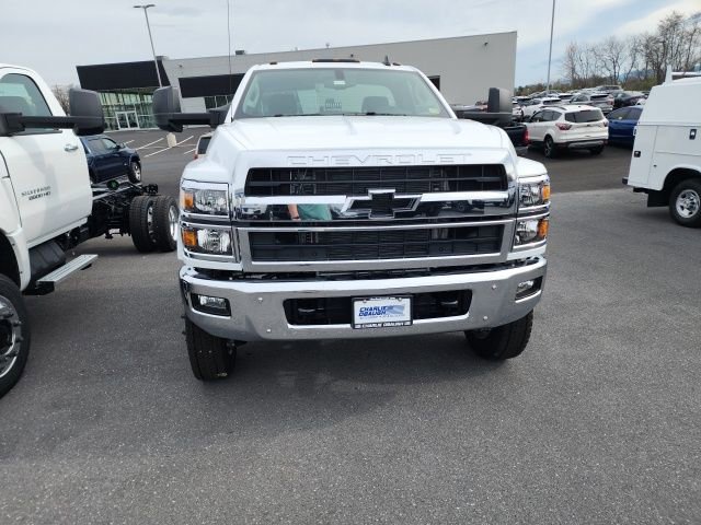2024 Chevrolet Silverado 6500HD LT photo 2