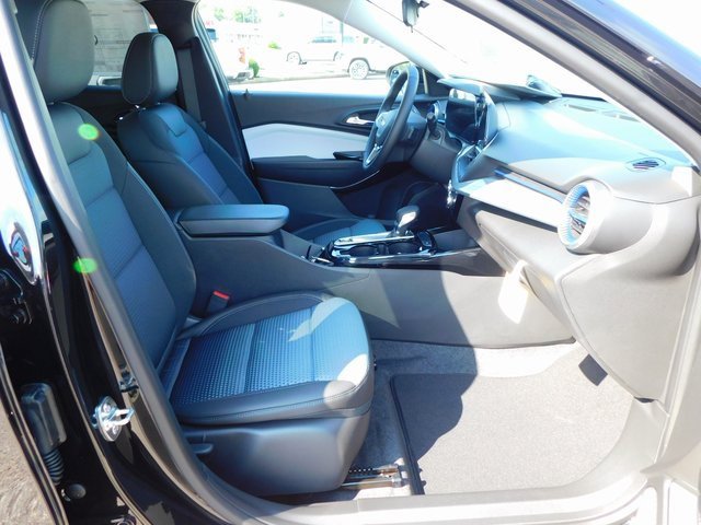 2025 Chevrolet Trax LT photo 16