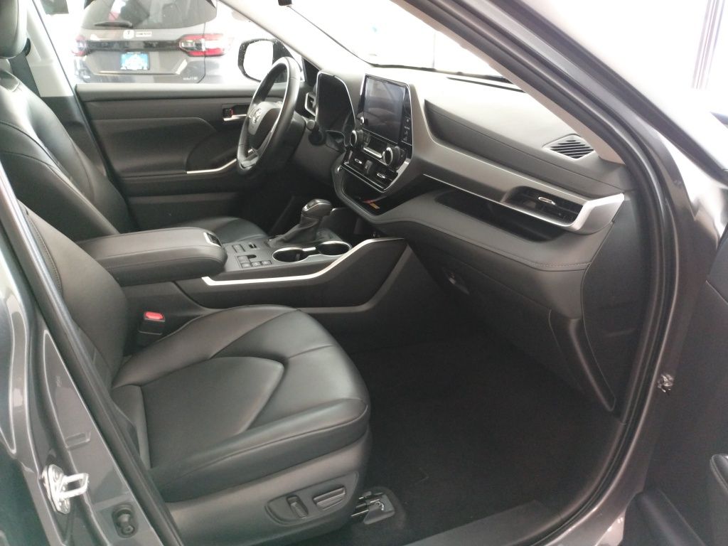 2024 Toyota Highlander XLE photo 16