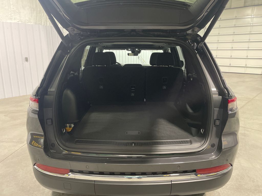 2025 Jeep Grand Cherokee Laredo X photo 4