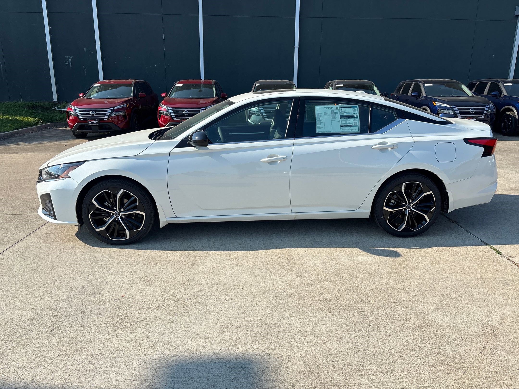 2025 Nissan Altima SR photo 2