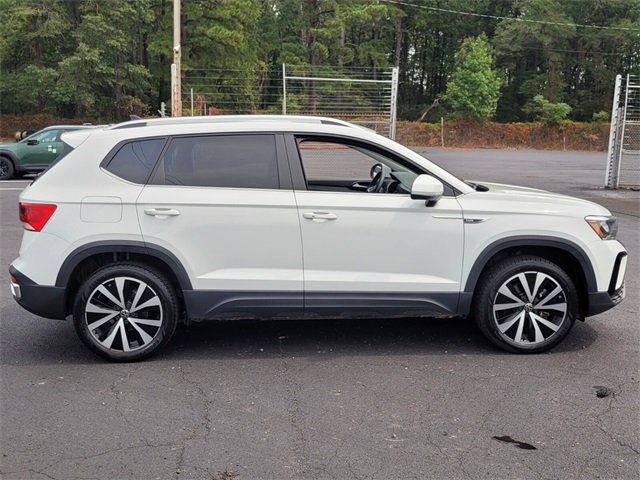 2023 Volkswagen Taos SE photo 2