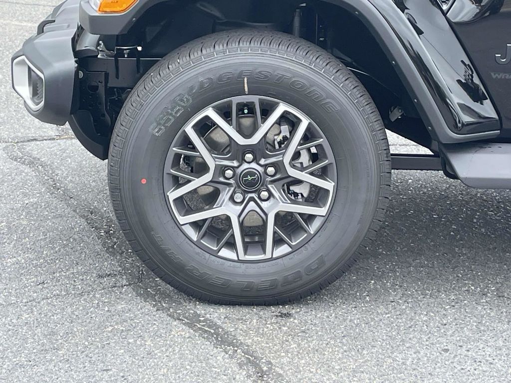 2025 Jeep Wrangler Sahara photo 9
