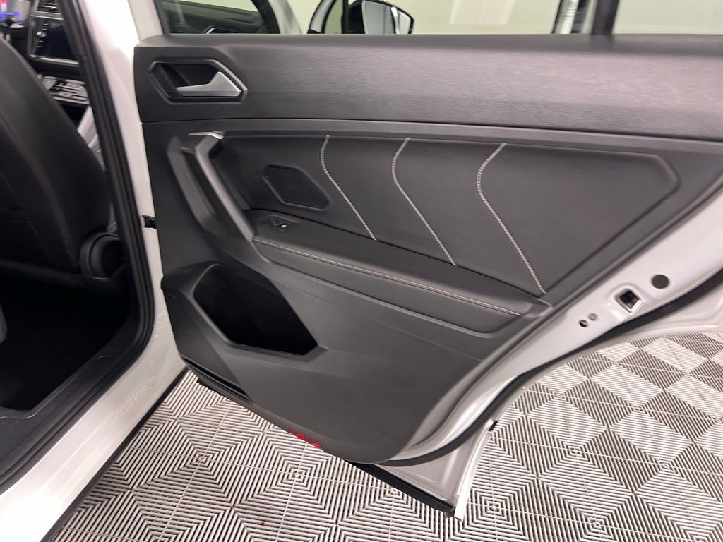 2023 Volkswagen Tiguan SE R-Line Black photo 25
