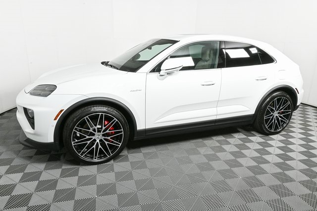 2025 Porsche Macan Electric photo 2