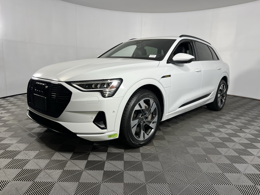 2023 Audi e-tron Premium photo 2