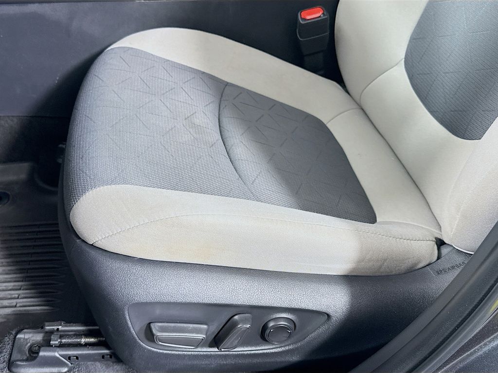 2023 Toyota RAV4 Hybrid XLE photo 17