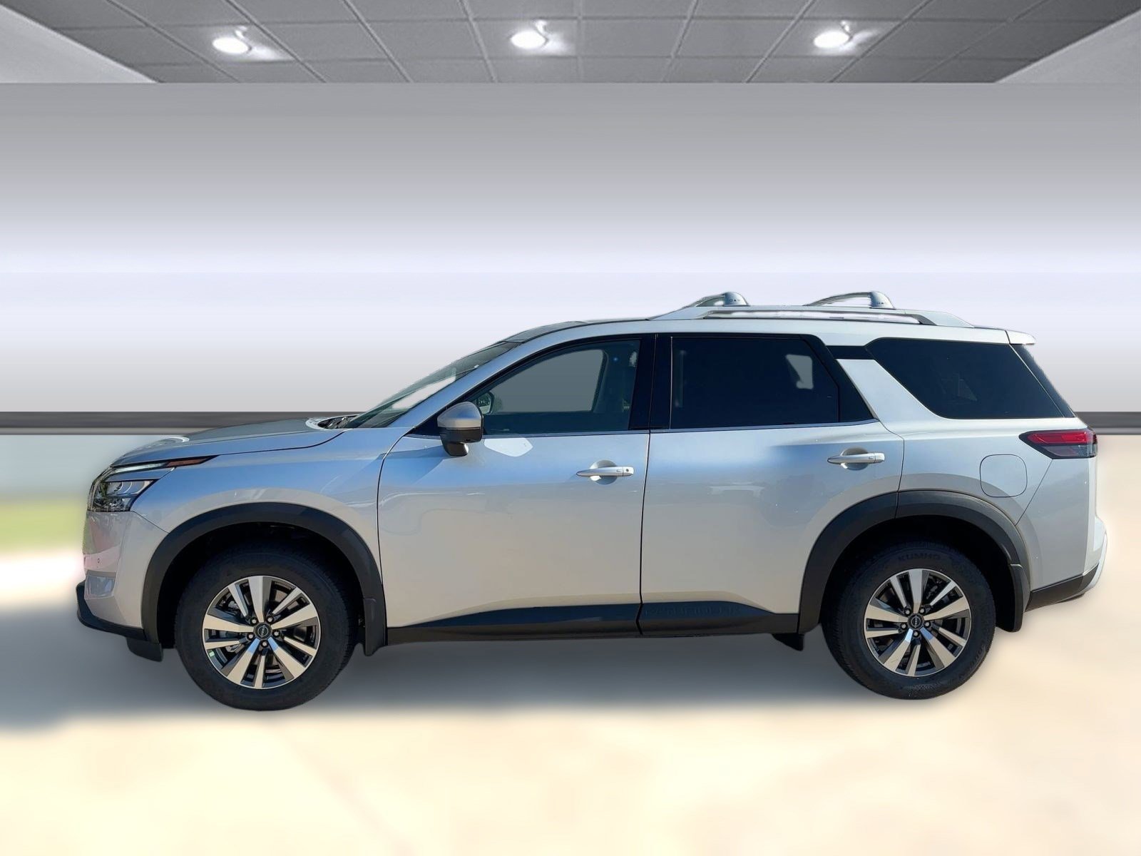 2025 Nissan Pathfinder SL photo 2