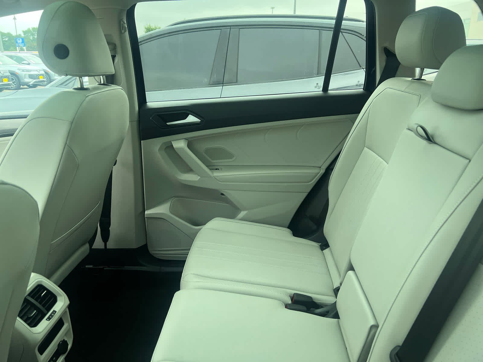 2024 Volkswagen Tiguan SE Wolfsburg Edition photo 5