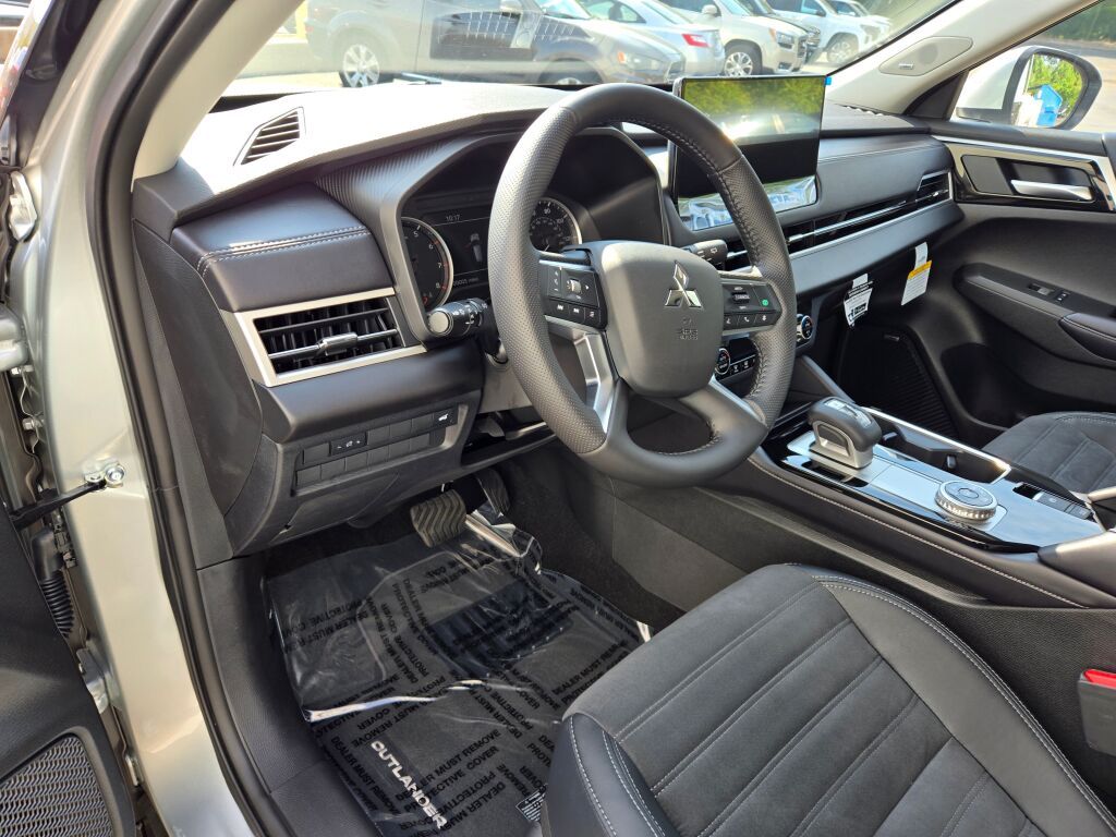 2025 Mitsubishi Outlander SE photo 15