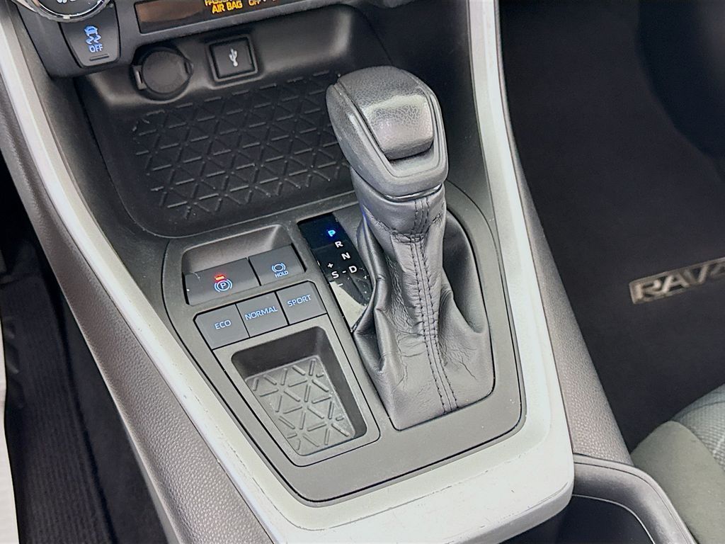 2022 Toyota RAV4 XLE photo 19
