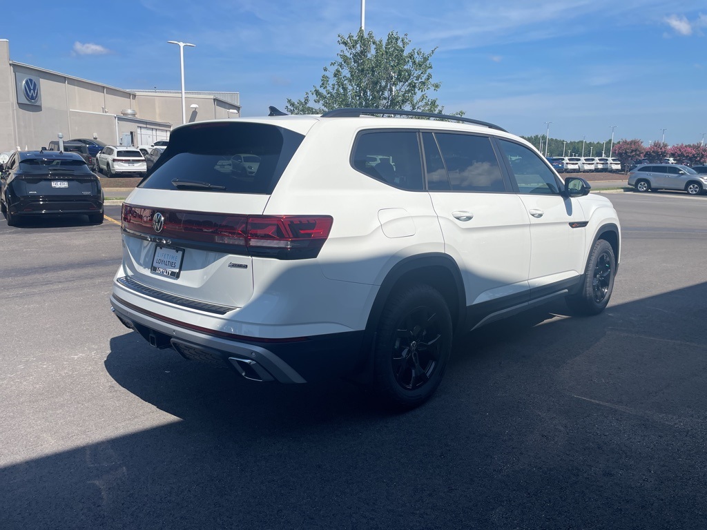 2025 Volkswagen Atlas Peak Edition SE photo 2