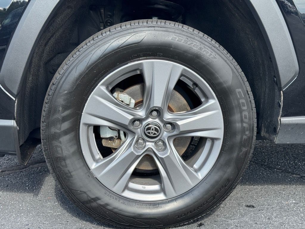 2022 Toyota RAV4 Hybrid XLE photo 8