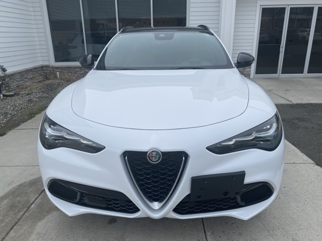 2024 Alfa Romeo Stelvio Ti photo 2